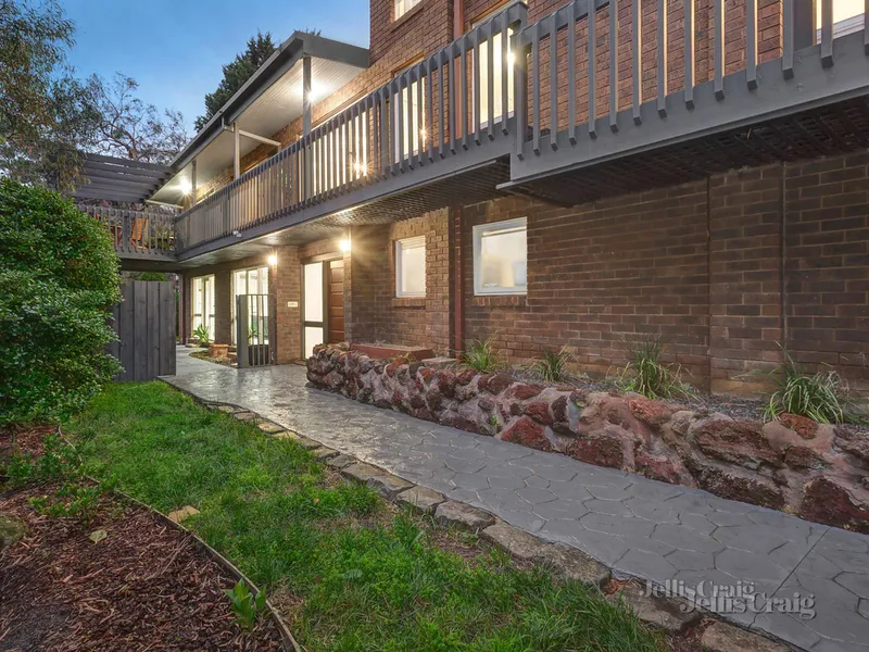 Superb family living with home office, minutes to parkland