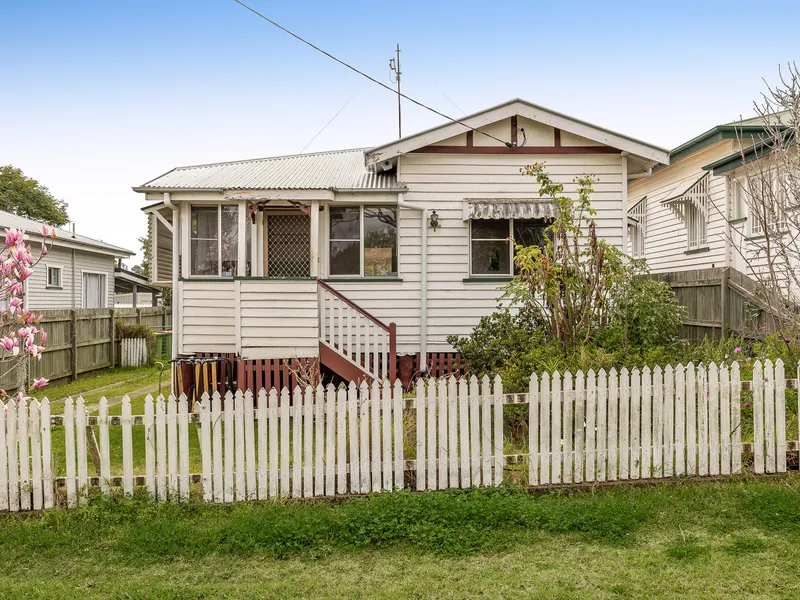 Renovate or Redevelop This Cottage Cutie - Capitalise on this Location