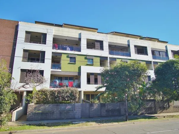 Oversized 2 Bedroom Apartment In PRIME Location!