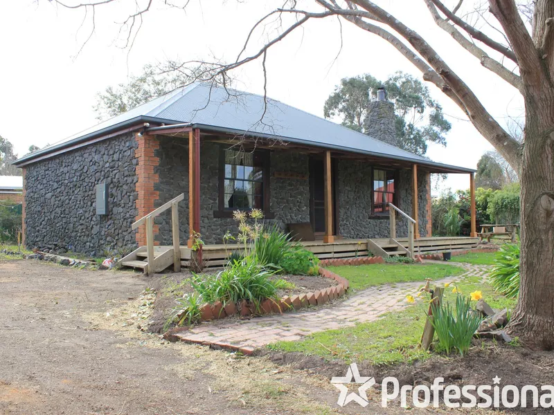 CHARMING 2 BEDROOM & 1 BATHROOM HOUSE | LOWSET BRICK COTTAGE IN THE HEART OF RURAL COUNTRY LIVING | LEASE NOW
