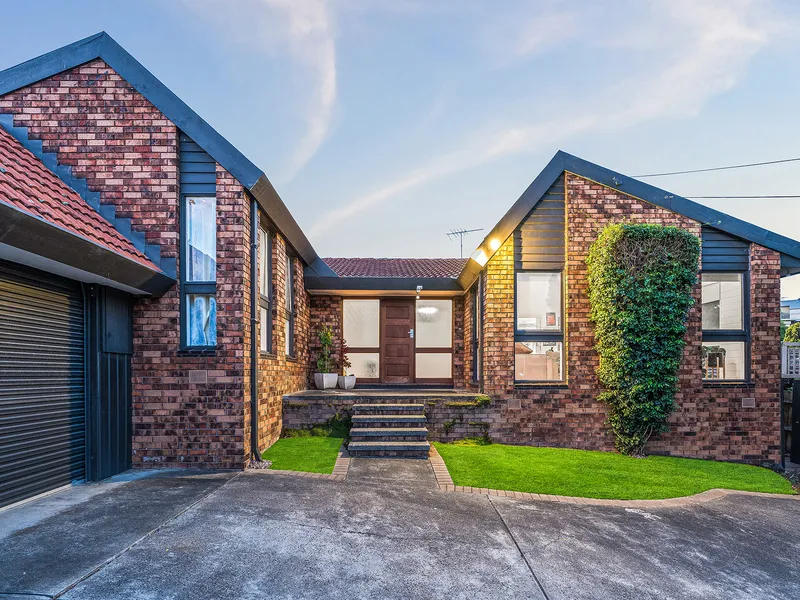 Stunning 4BR Home Steps Away from Barwon River Oasis