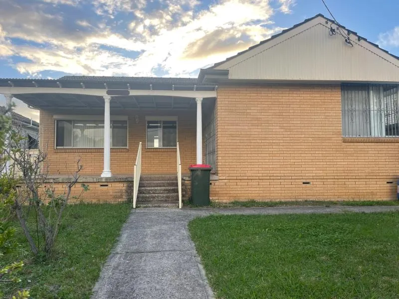Great Location, Priced to Lease!