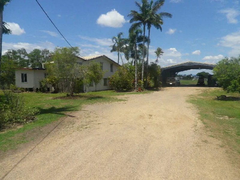 SPLIT LEVEL HOME, LARGE MACHINERY SHED ON 2,919 SQ.M. (OVER 1/2 ACRE) IN TOWN !