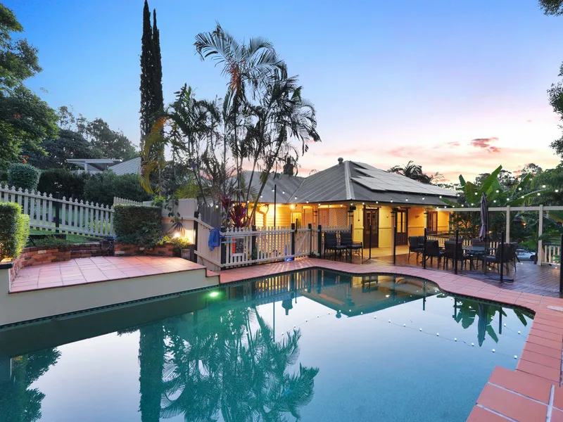 Idyllic Queenslander On Large 1428M2 Block - Sub-Division Potential STCA.