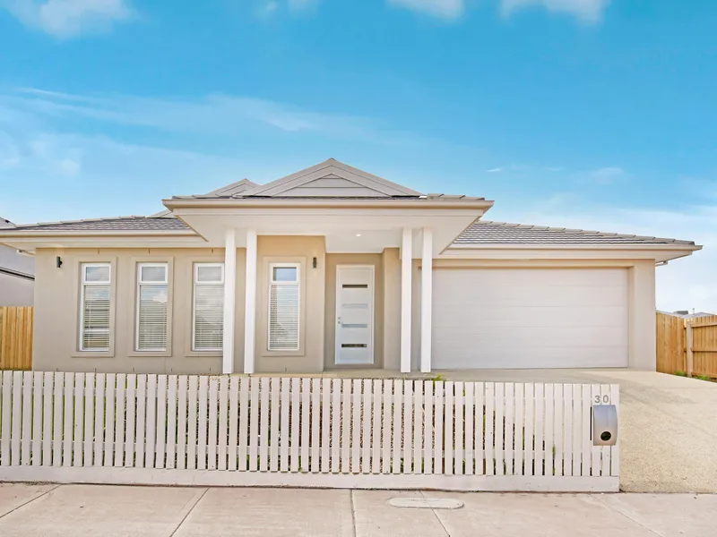 FAMILY HOME WITH HUGE BACKYARD