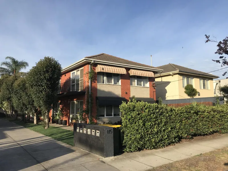 FANTASTIOC FULLY RENOVATED ONE BEDROOM APARTMENT