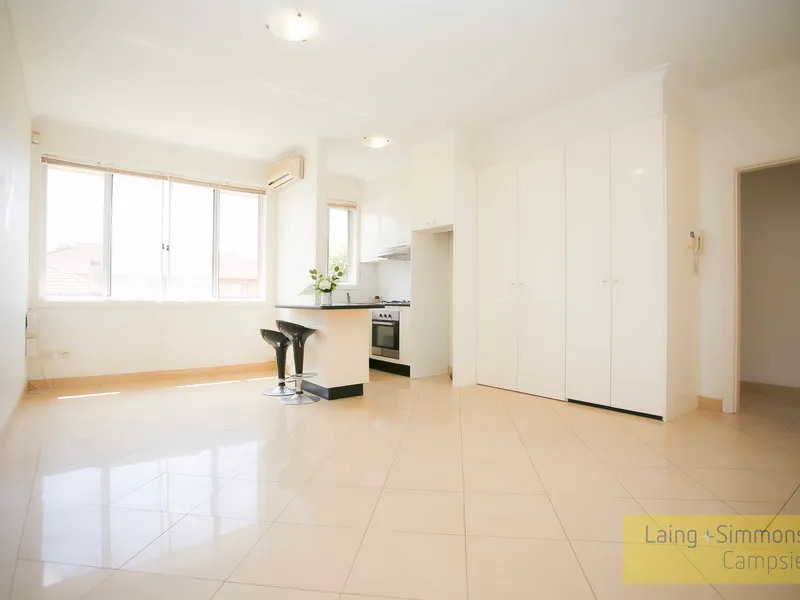 Well Presented Top Floor Sunny 2 Bedroom Unit