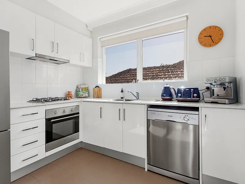 ELEVATED TWO BEDROOM APARTMENT WITH GLIMPSES OF BAY & CITY SKYLINE! | HODGES CAULFIELD