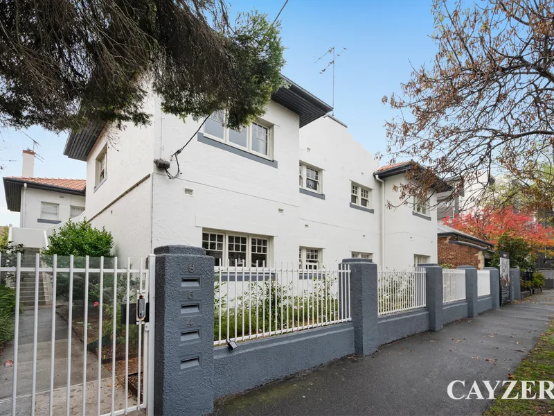 BLOCK FROM THE BEACH & CAFES