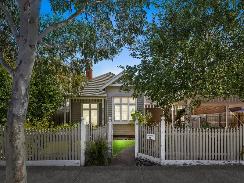 Entertaining Edwardian Between the Strip & Sand
