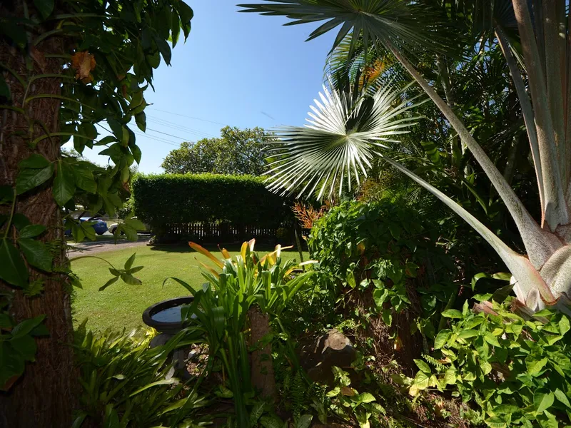 Unique Colonial style Cottage with stunning gardens