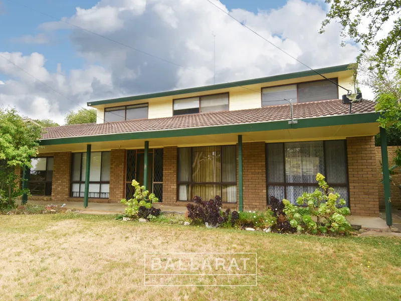TWO STOREY HOME IN QUIET STREET IN DESIRABLE BALLARAT NORTH!!