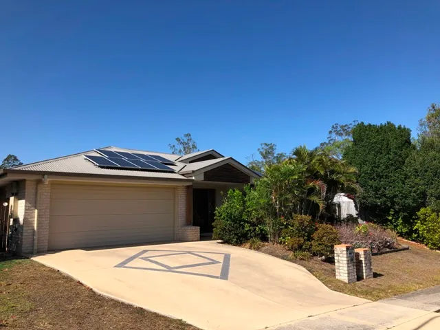 LARGE LOWSET HOME SUITABLE FOR A FAMILY