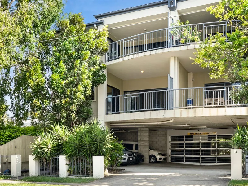 Spacious Unit in the Heart of Yeronga - 1brm 1 bth avail.