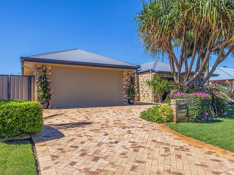 Fantastic 4 bedroom Coral Home Overlooking the Lake