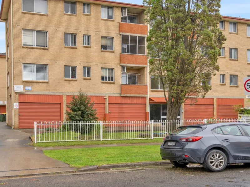 2 bedroom unit with lock up garage - Warwick Farm