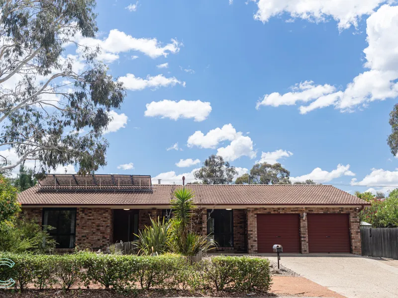 Charming Four-Bedroom, Two-Bathroom Oasis with Pool and Double Garage