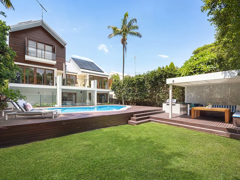 Luxury Living On A Grand Scale With A Private Resort-Style Garden, 600m to Coogee Beach