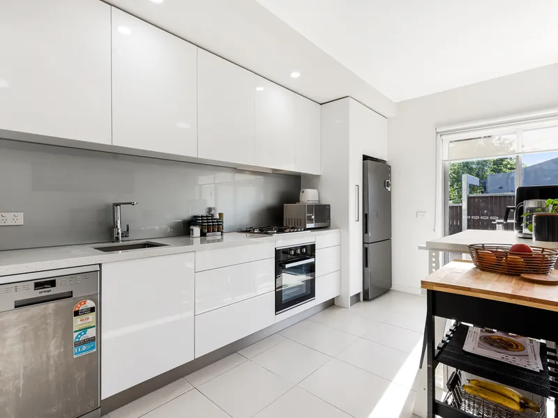 STUNNING TWO BEDROOM GROUND FLOOR APARTMENT WITH COURTYARD