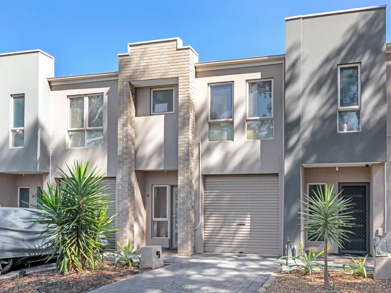STUNNING & MODERN 2 STOREY 3 BEDROOM TOWNHOUSE
