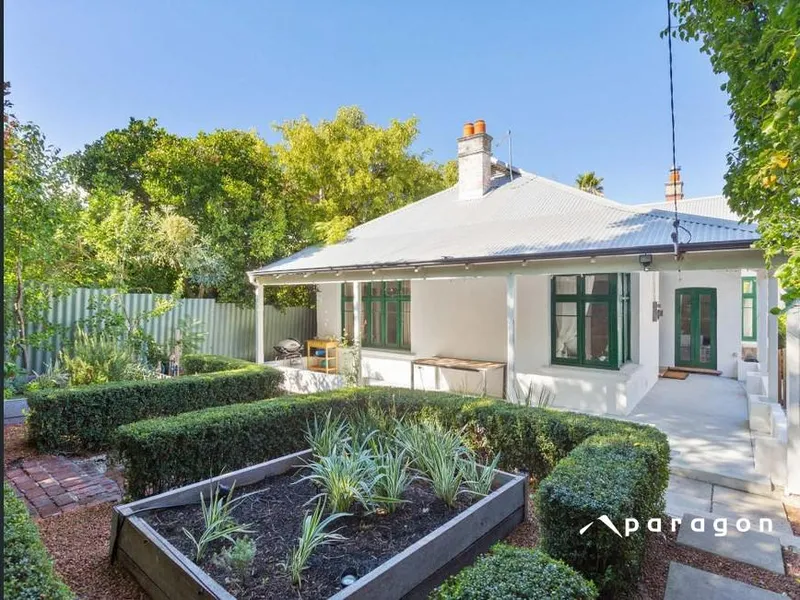 STYLISH CHARACTER HOME - HYDE PARK PRECINCT!