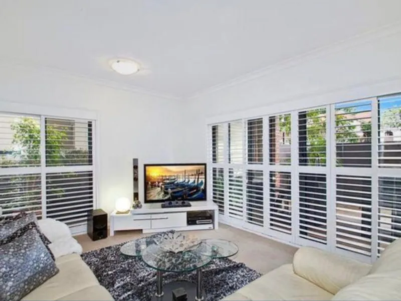 Stunning Spacious Apartment with Huge Outdoor Courtyard