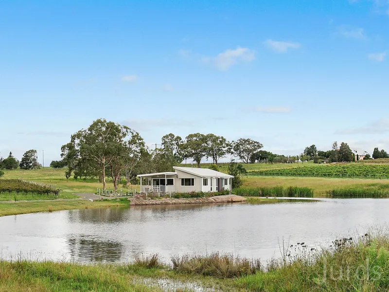 UNIQUE BOATHOUSE IN HUNTER VALLEY WINE COUNTRY