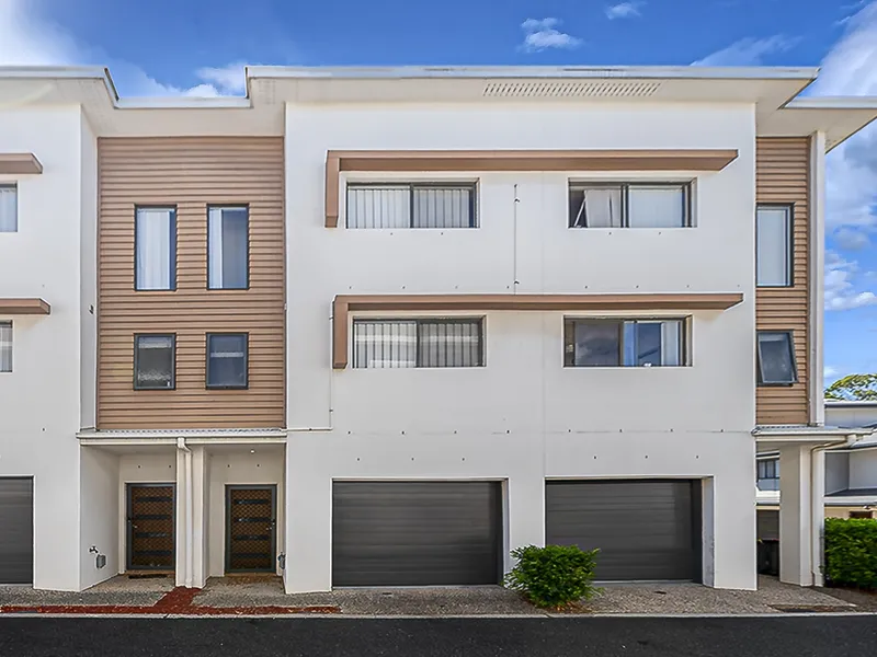 Modern 3-beds Townhouse Available