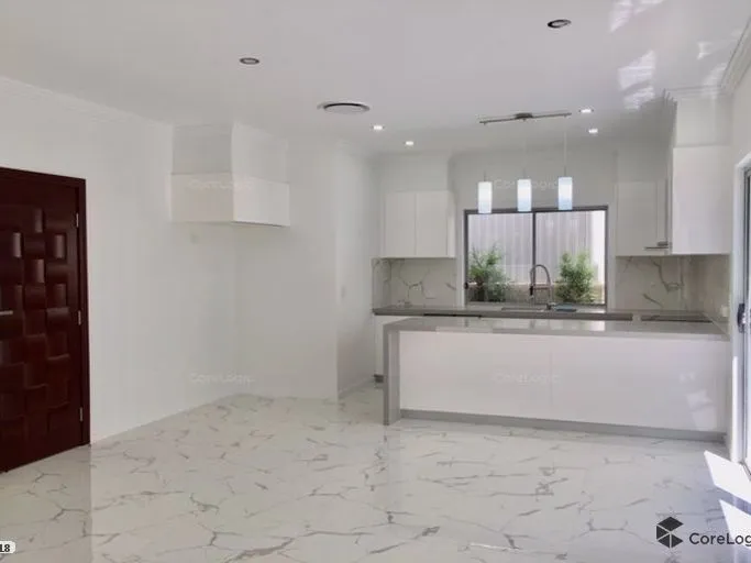 Great 4 master room style villa at southport!!