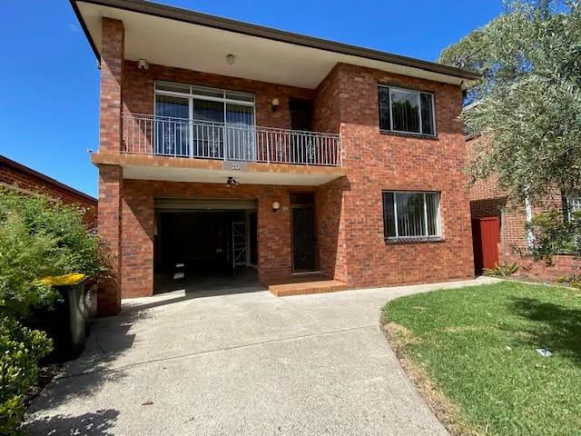 Large 5 Bedroom Home with Double Lock Up Garage
