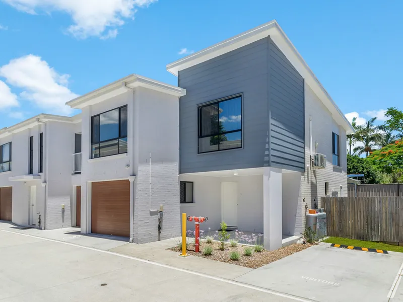 NEAR NEW 4 BEDROOM TOWN HOUSE