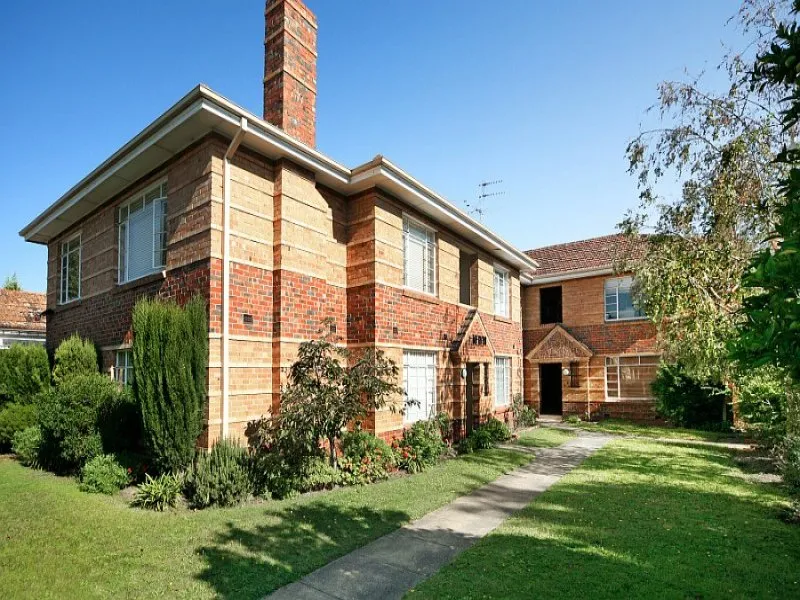 TWO BED IN LEAFY STREET!