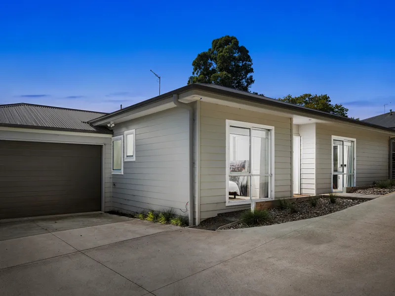 Quality Built Single Level Townhouse in Healesville Central.