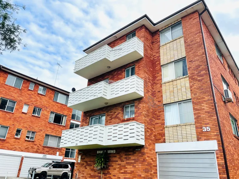 NEAT UNIT, GREAT LOCATION!!!