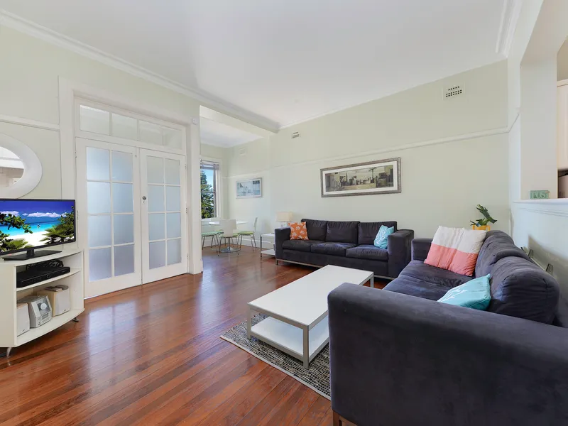 Spacious & Chic One Bedroom Apartment Overlooking Coogee Beach