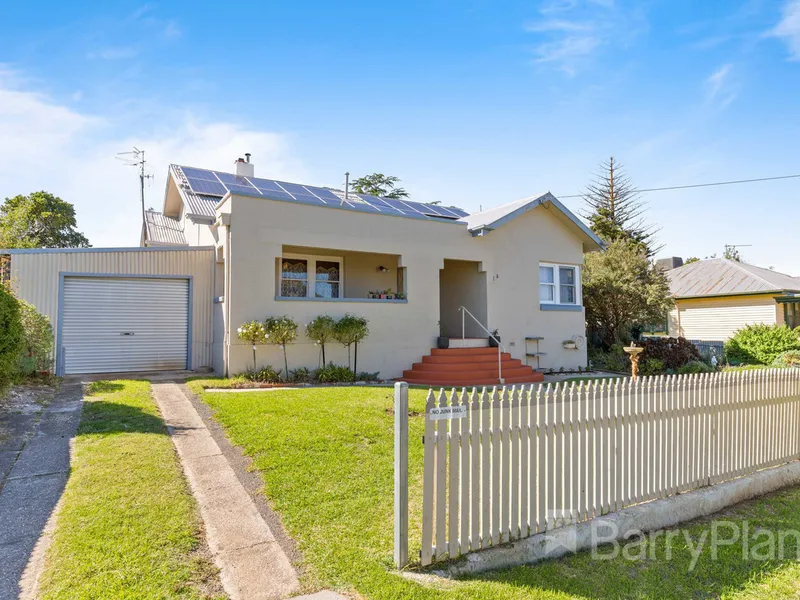 Art Deco inspired family home close to the centre of town.