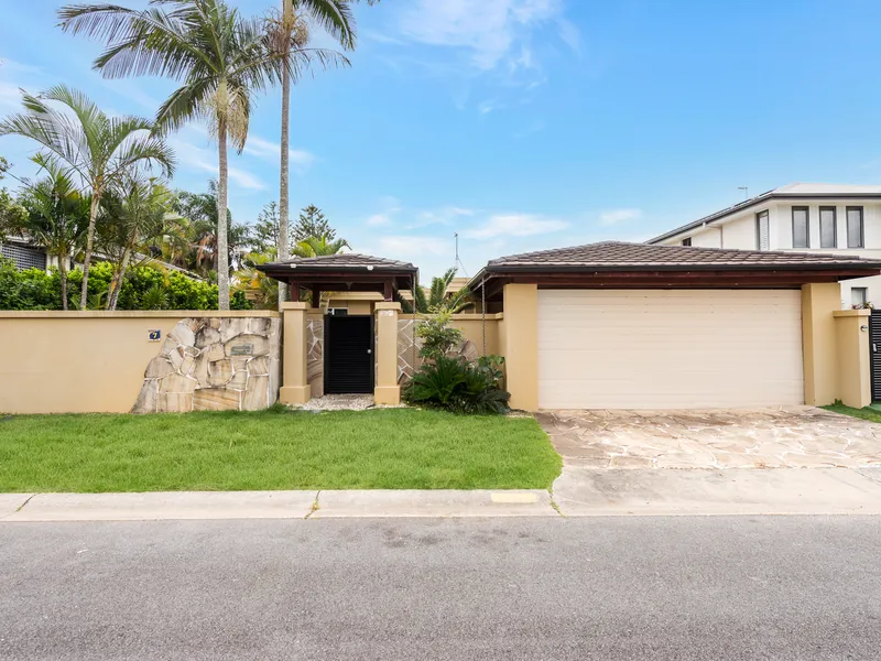 BEAUTIFUL UNIQUE WATER FRONT 5 BEDROOM HOME WITH JETTY ACCESS!!!