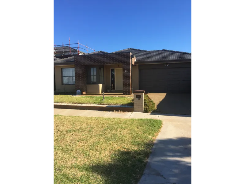 PRIME TARNEIT LOCATION!!