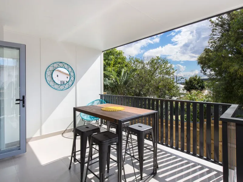 UNIQUE DESIGN TRI LEVEL TOWNHOUSE