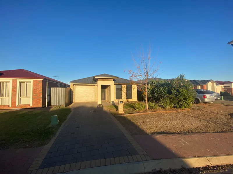 4 Bedrooms, Freshly paint, Large backyard, Zoned for MOC, 