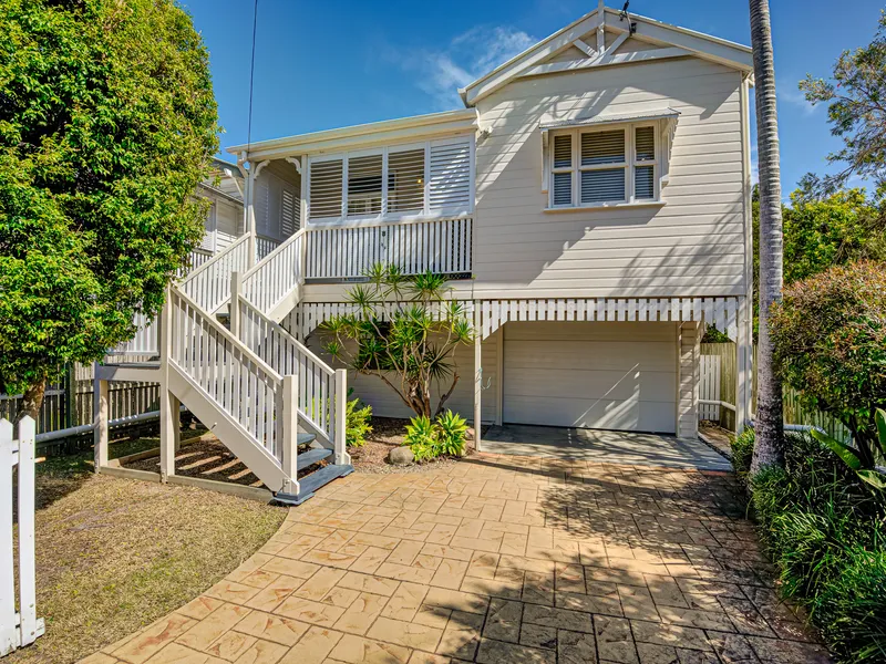 Charming character home with swimming pool in Hawthorne river avenue!