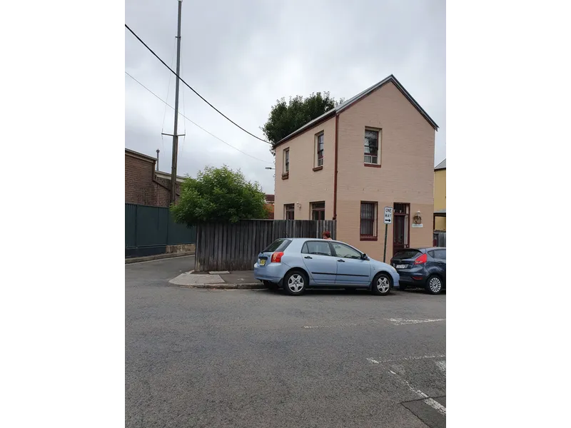 NEWTOWN 2 BEDROOM TOWNHOUSE