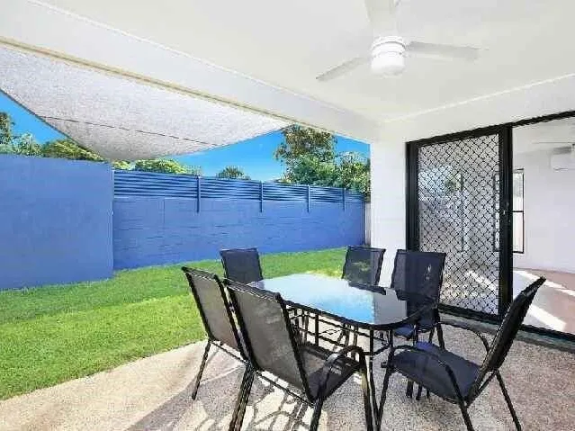 Location Location Location!!!  Modern 3 bedroom home close to beaches, shops and schools!!!