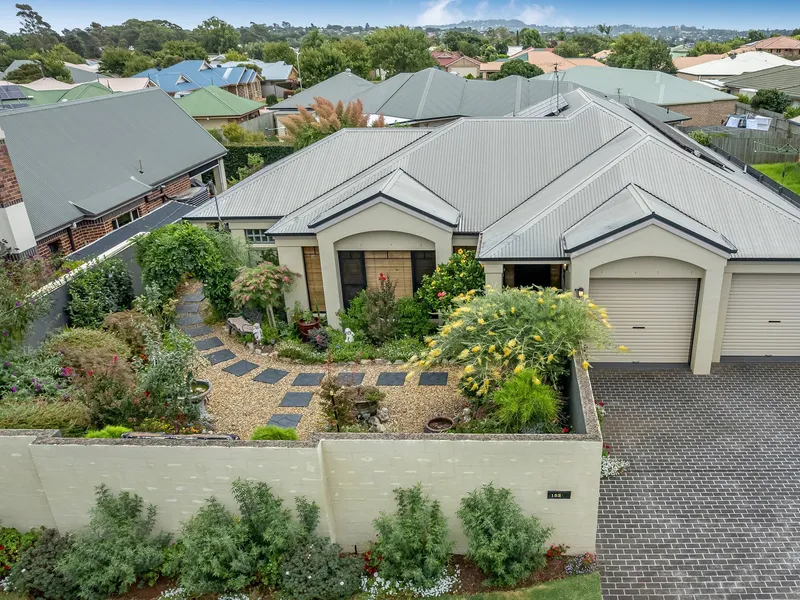 A Quality Ex-Display Home with Beautiful Private Garden!