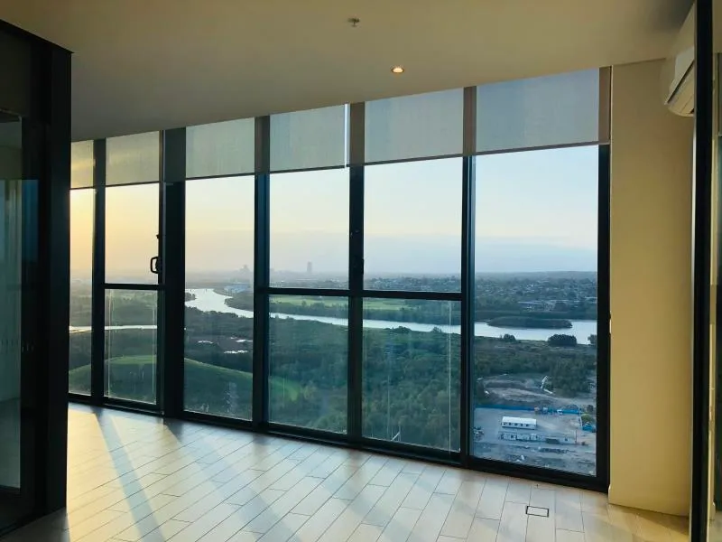 Marina Square! 2 Bedrooms apartment ! Just Above the Shopping Centre! 