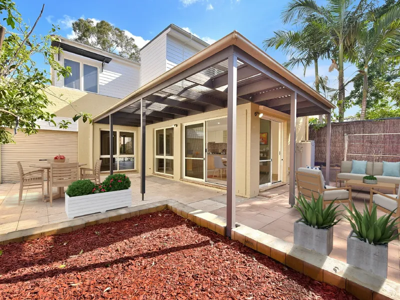 BEAUTIFUL BRIGHT MODERN & SPACIOUS 3 BEDROOM HOME, TIMBER FLOORS, AIR CONDITIONED, ENTERTAINER'S GARDEN