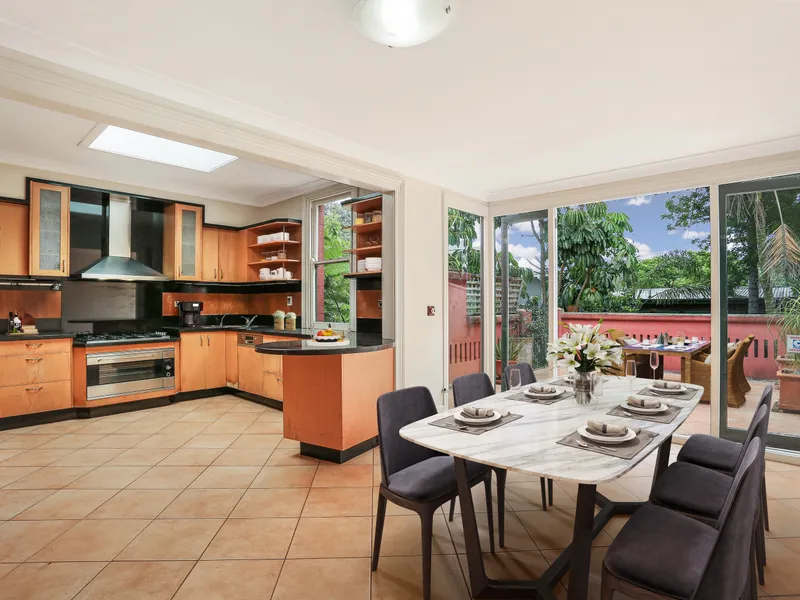 *** SPACIOUS LIGHT FILLED HOME  *** OPEN TUESDAY  13 APRIL , 5.15-5.30 PM 