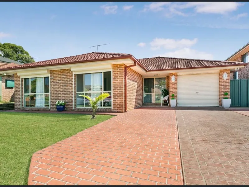 Walk to station! 4 Bedroom home with 3 way bathroom