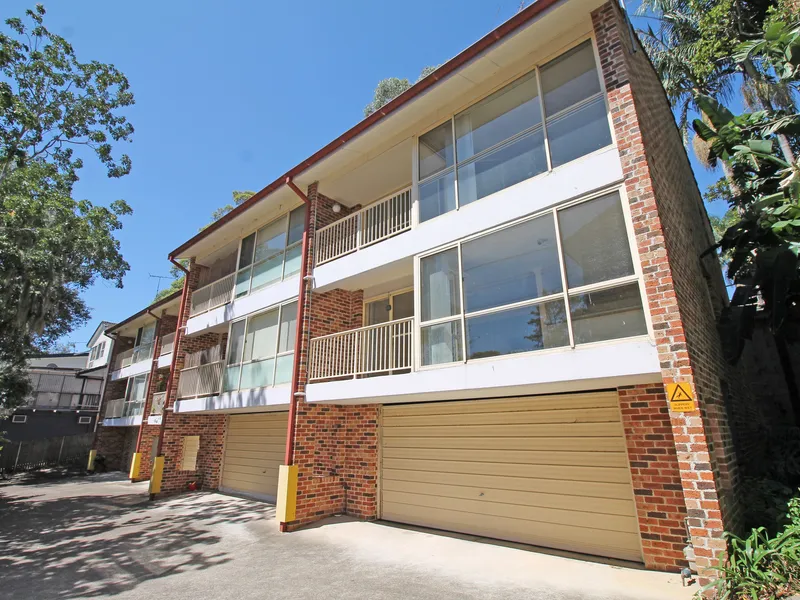 WELL PRESENTED 3 BEDROOM TOWNHOUSE WITH DOUBLE LOCK UP GARAGE