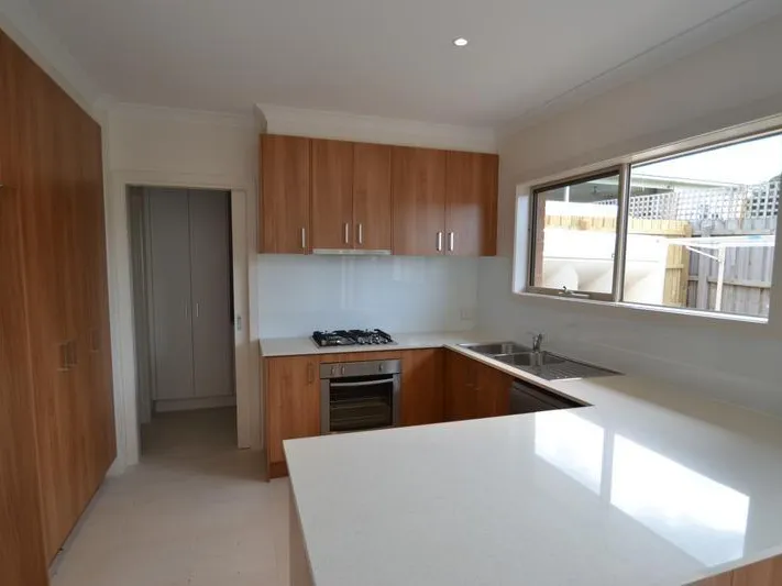 SUNNY & SPACIOUS TOWNHOUSE